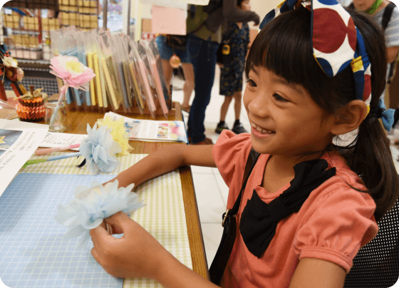 たくさんの手作り商品に囲まれ嬉しそうな子